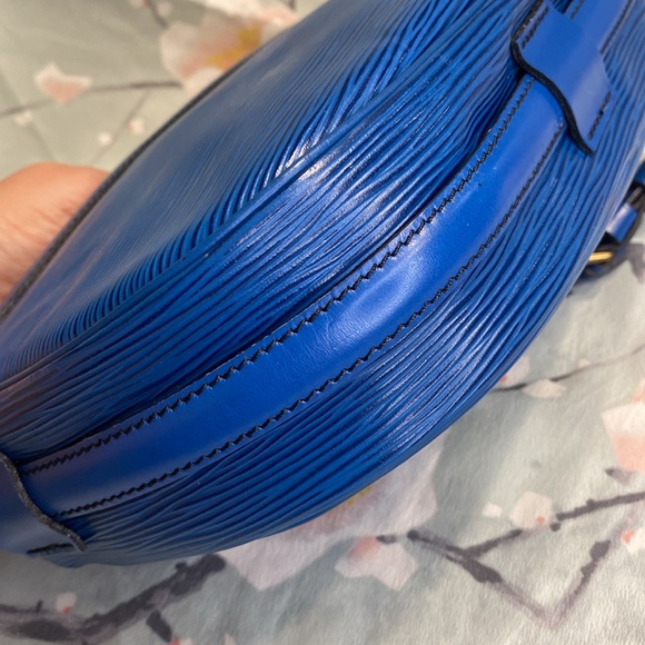 Louis Vuitton Epi Jeune Fille Leather Crossbody Shoulder Bag - Picture 3 of 15